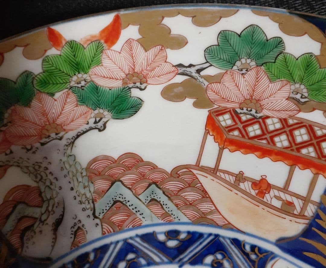 明治時代　古伊万里　金襴手　見込みに山水図　松樹に金彩波文様　舟に人物図　大皿