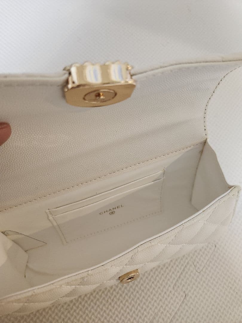 ノベルティホワイトキルティングバッグ ゴールドチェーン付き