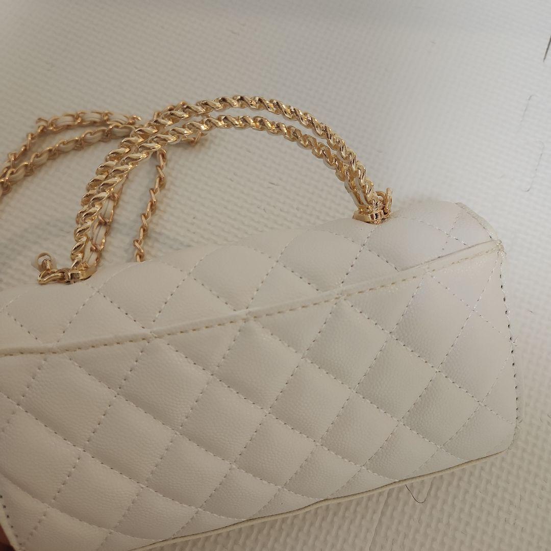 ノベルティホワイトキルティングバッグ ゴールドチェーン付き