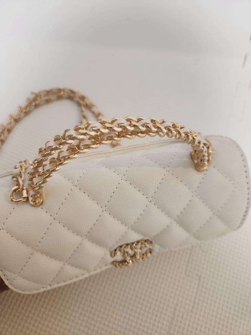 ノベルティホワイトキルティングバッグ ゴールドチェーン付き