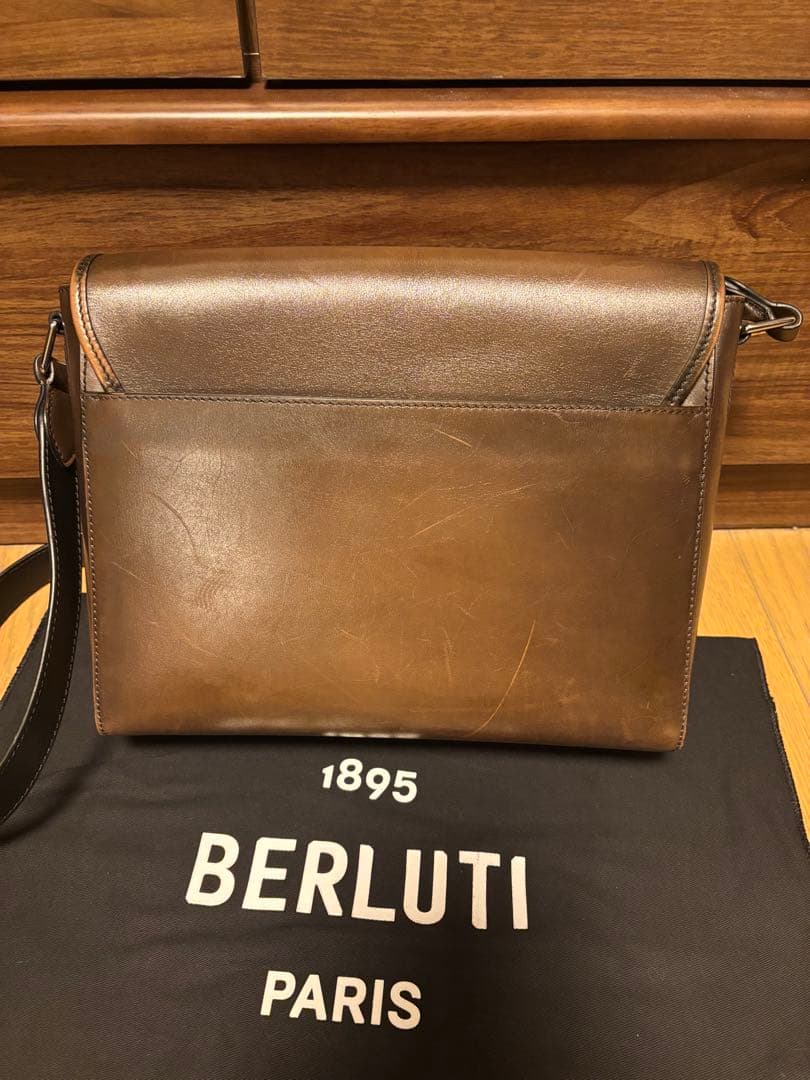 BERLUTI メッセンジャー レザー　ベネチアレザー　アイスブラウン