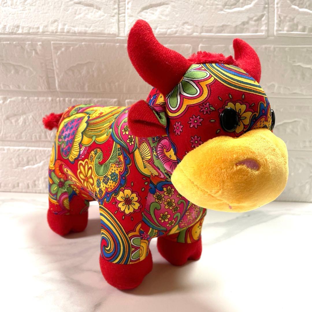 牛ぬいぐるみ　赤花柄　レア　布製　カラフル　ぬいぐるみ　アニマル　匿名配送