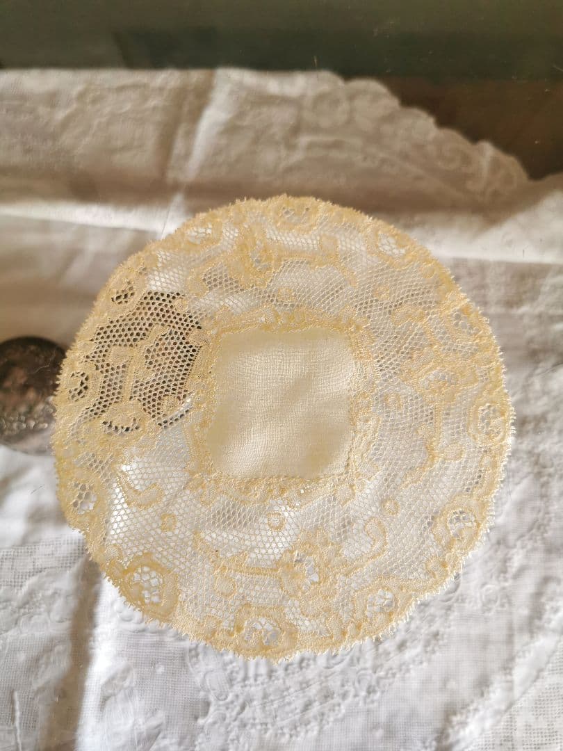 アンティーク ポワンドパリ 舞う1輪の薔薇のモチーフ センターフレーム