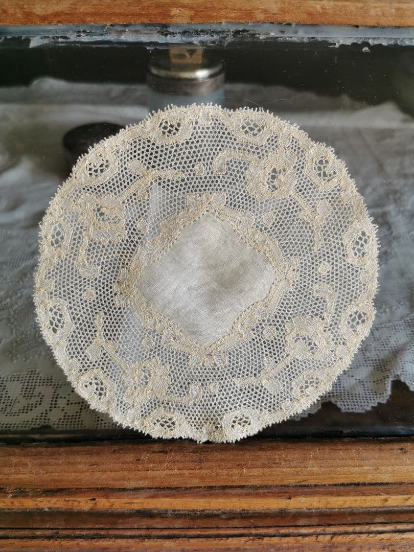 アンティーク ポワンドパリ 舞う1輪の薔薇のモチーフ センターフレーム