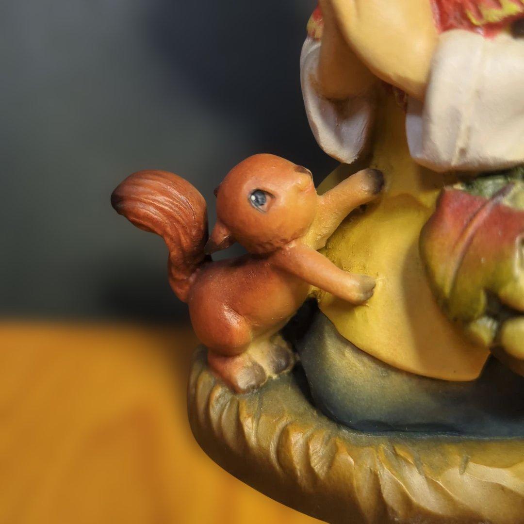 イタリア アンリ社 木彫りの人形 収穫の祈り という作品です。