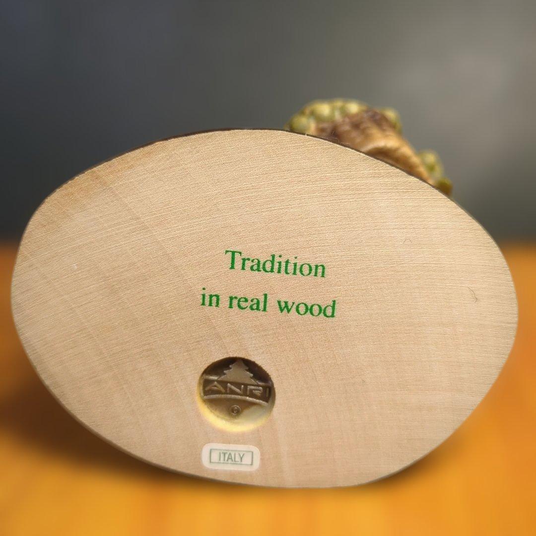 イタリア アンリ社 木彫りの人形 収穫の祈り という作品です。