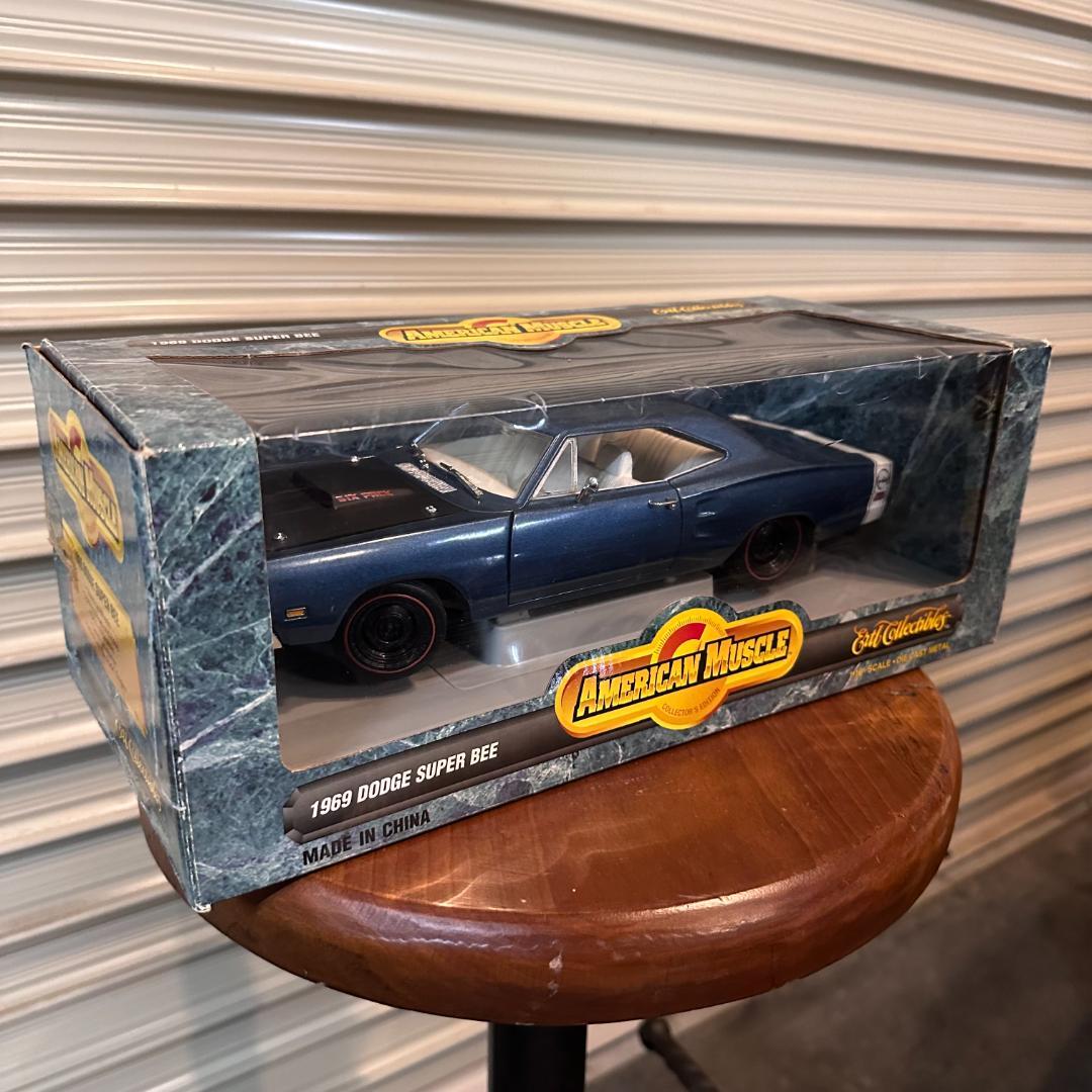 1969 DODGE SUPER BEE 1/18スケールミニカー