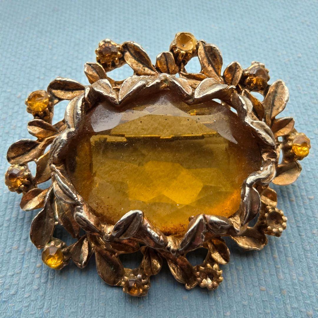英国ヴィンテージ アンバーカラーの大粒ガラス ブローチ 琥珀色 彫金