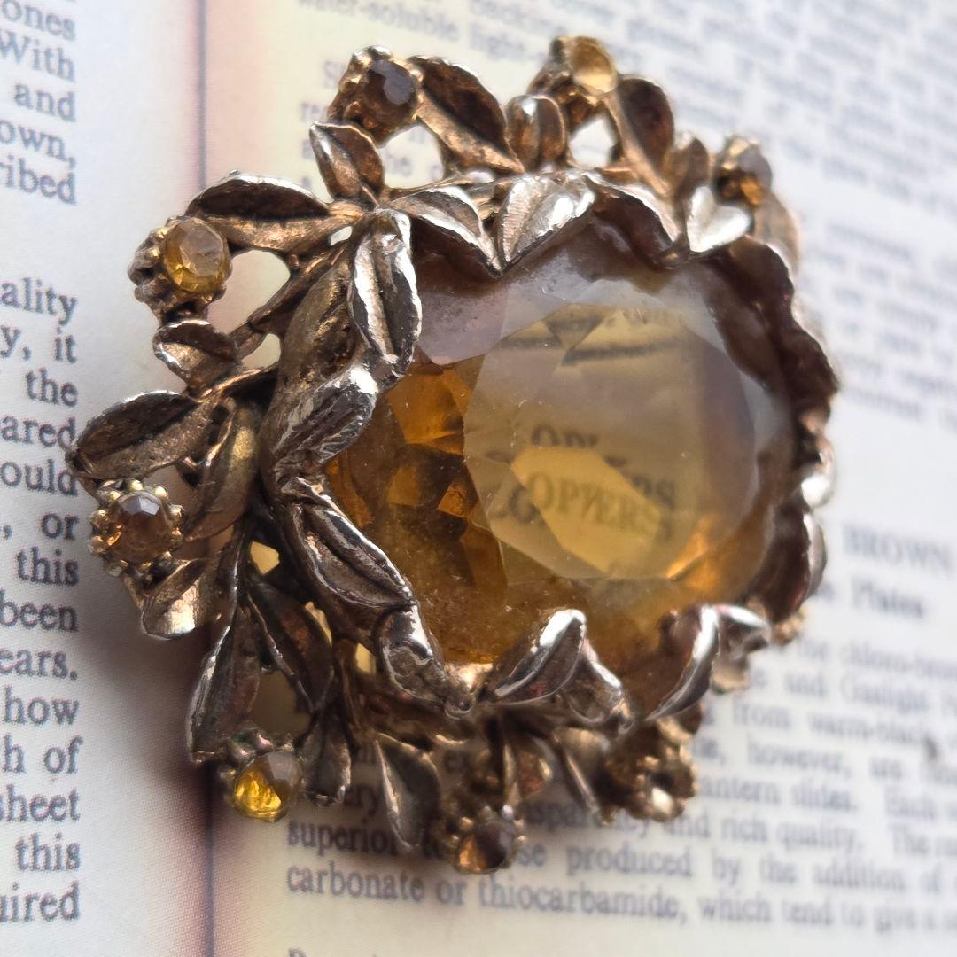 英国ヴィンテージ アンバーカラーの大粒ガラス ブローチ 琥珀色 彫金