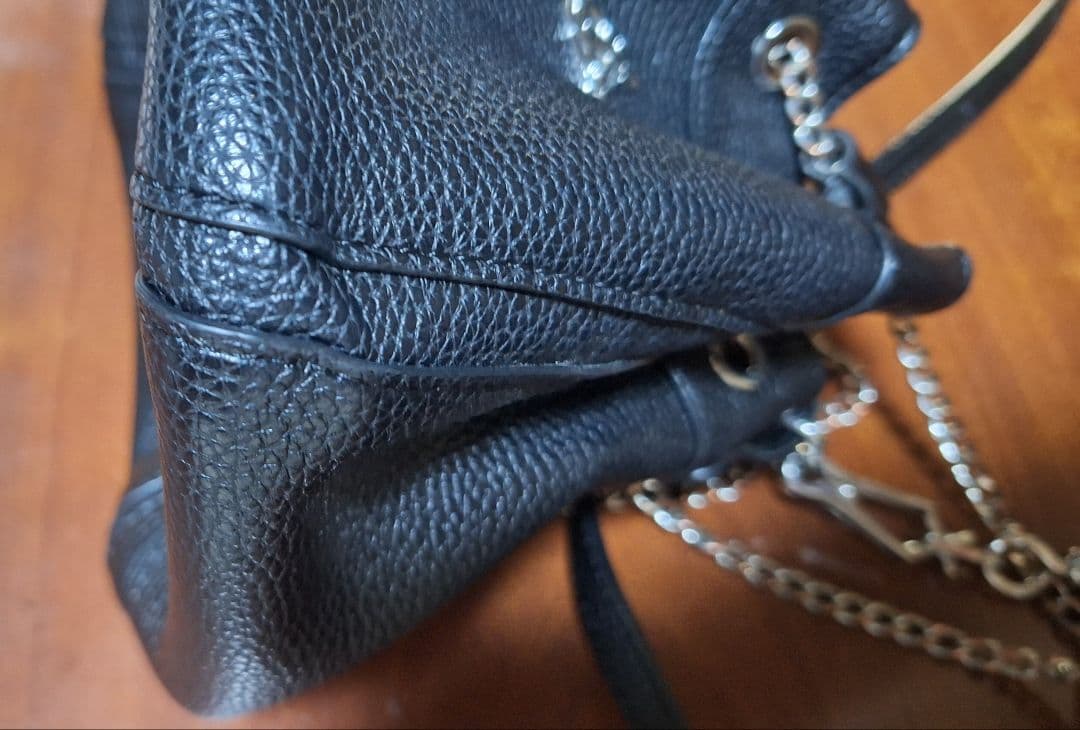 ヴィヴィアンウエストウッド 黒のヴィーガンレザーバケットバッグ