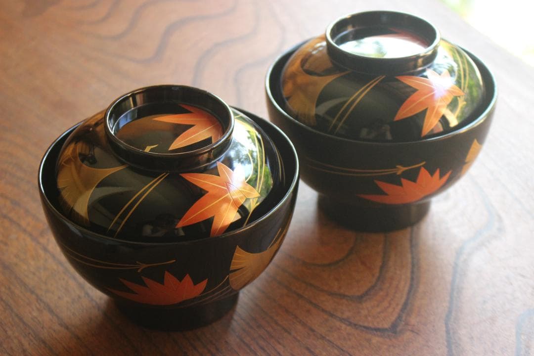 上質黒漆に優美な紅葉銀杏蒔絵の映える煮物椀2点（検