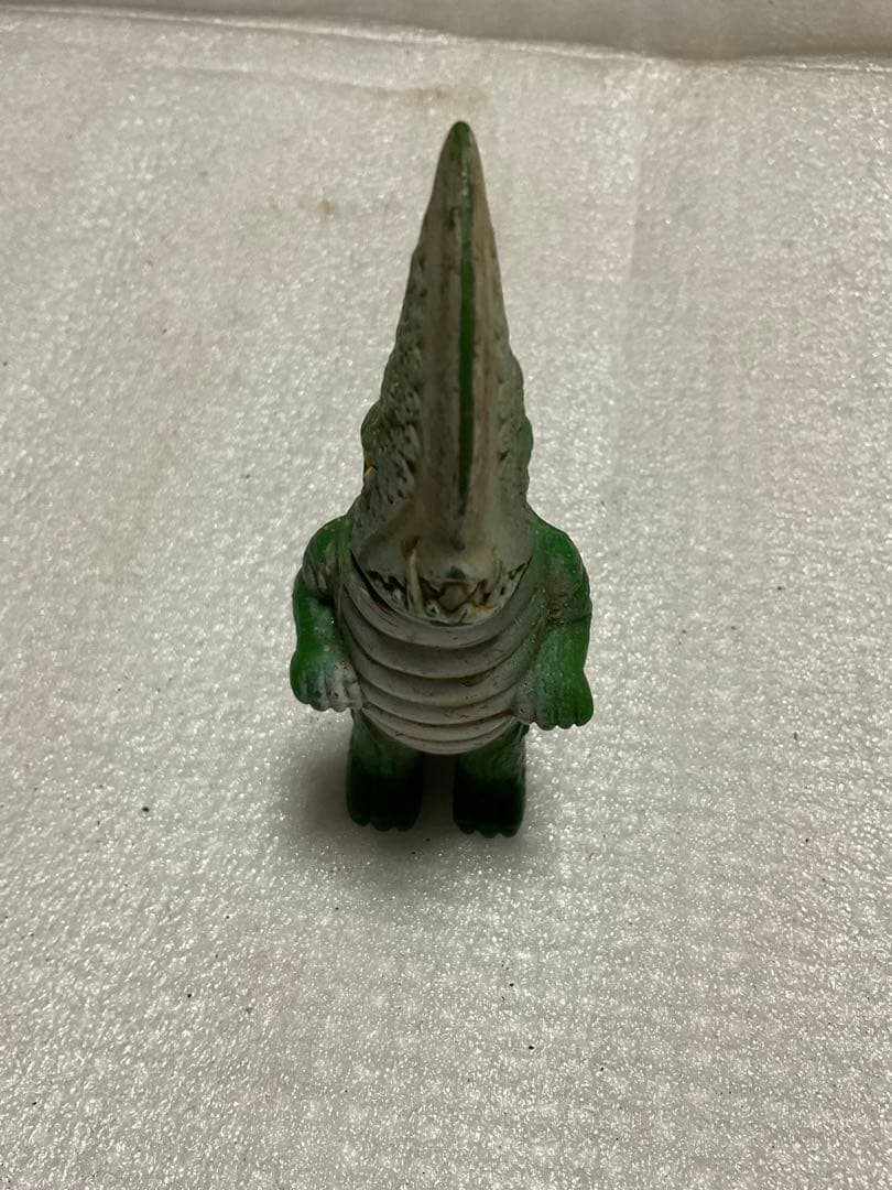 ギロン／ガメラ怪獣シリーズ。首が可動、10cm位。【包袋なし 社名不明