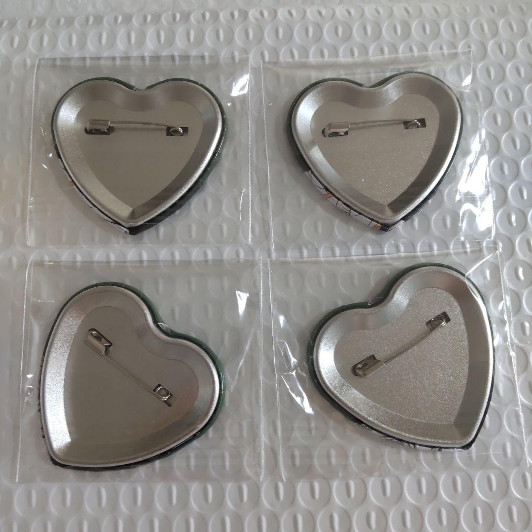 進撃の巨人 リヴァイ ハート型缶バッジ 4つ(3種類) TSUTAYA
