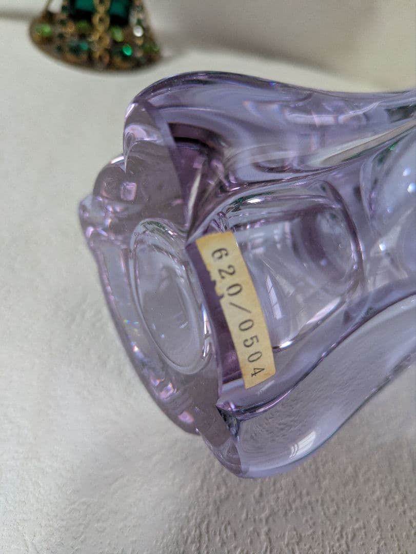 薄紫色の花瓶 アレキサンドライト サインアリ 変色ガラス 28cm お