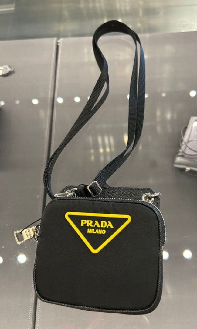 カナです★ 新品★プラダ★サフィアーノ★ストラップ付 カードケース