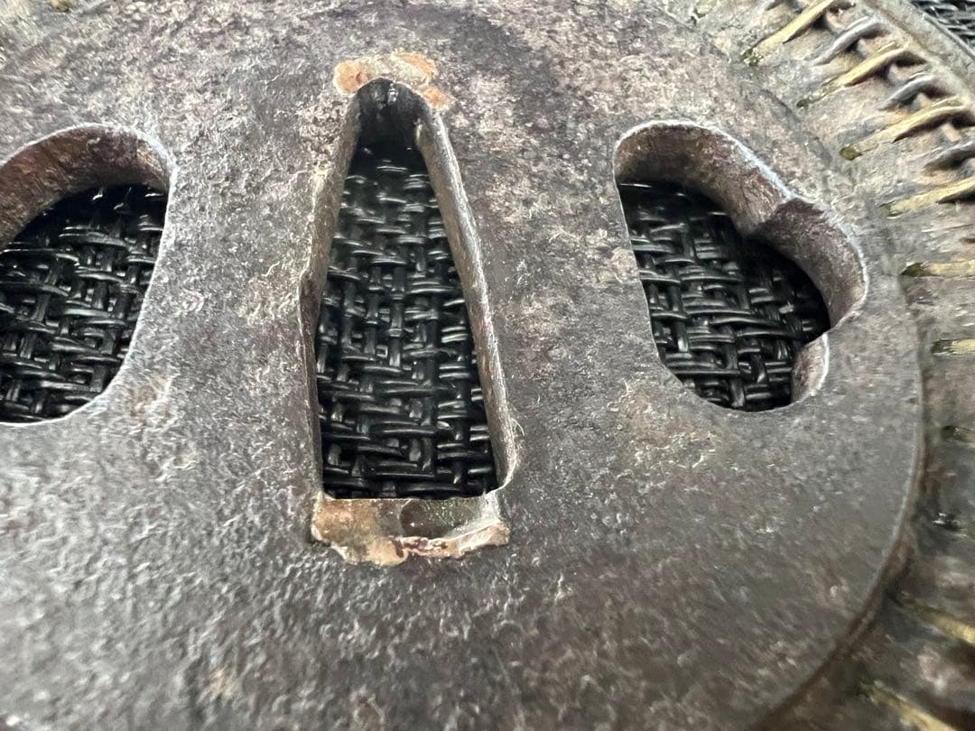 刀鍔 信玄鍔 百足鍔 無銘 鉃地 真鍮 年代物 箱付き(鍔布団付き)