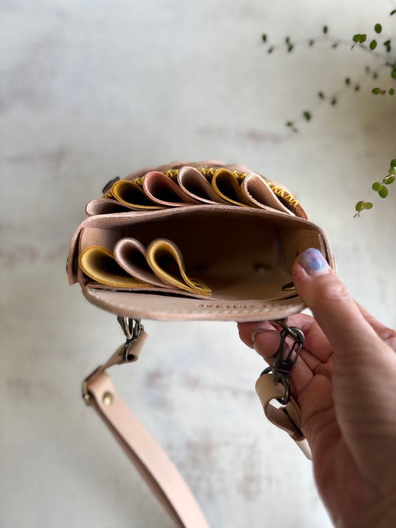 kazpoo ヌメ革ナチュラル、蝶型押しペールイエローの大容量シザーケース