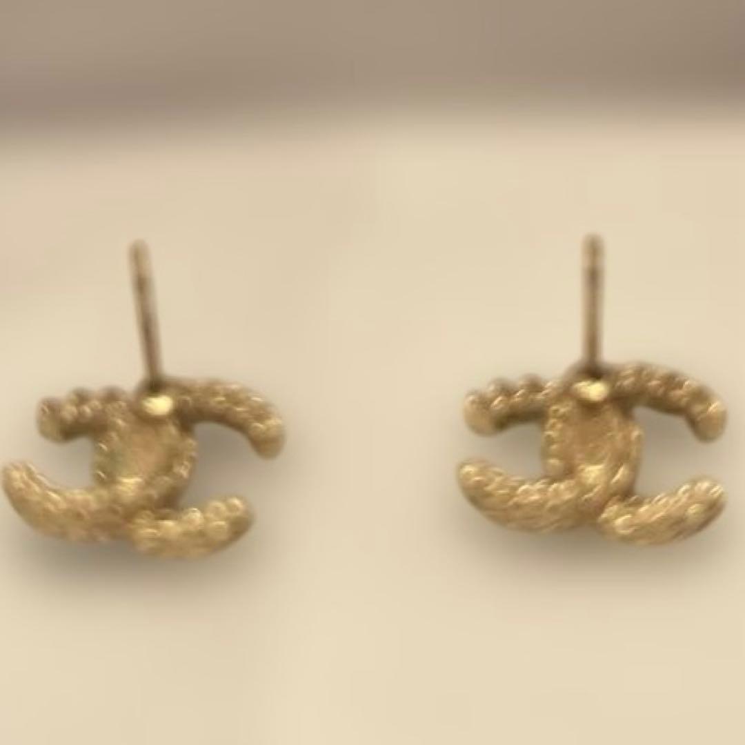 CHANEL ブルーラインストーンピアス - メルカリ