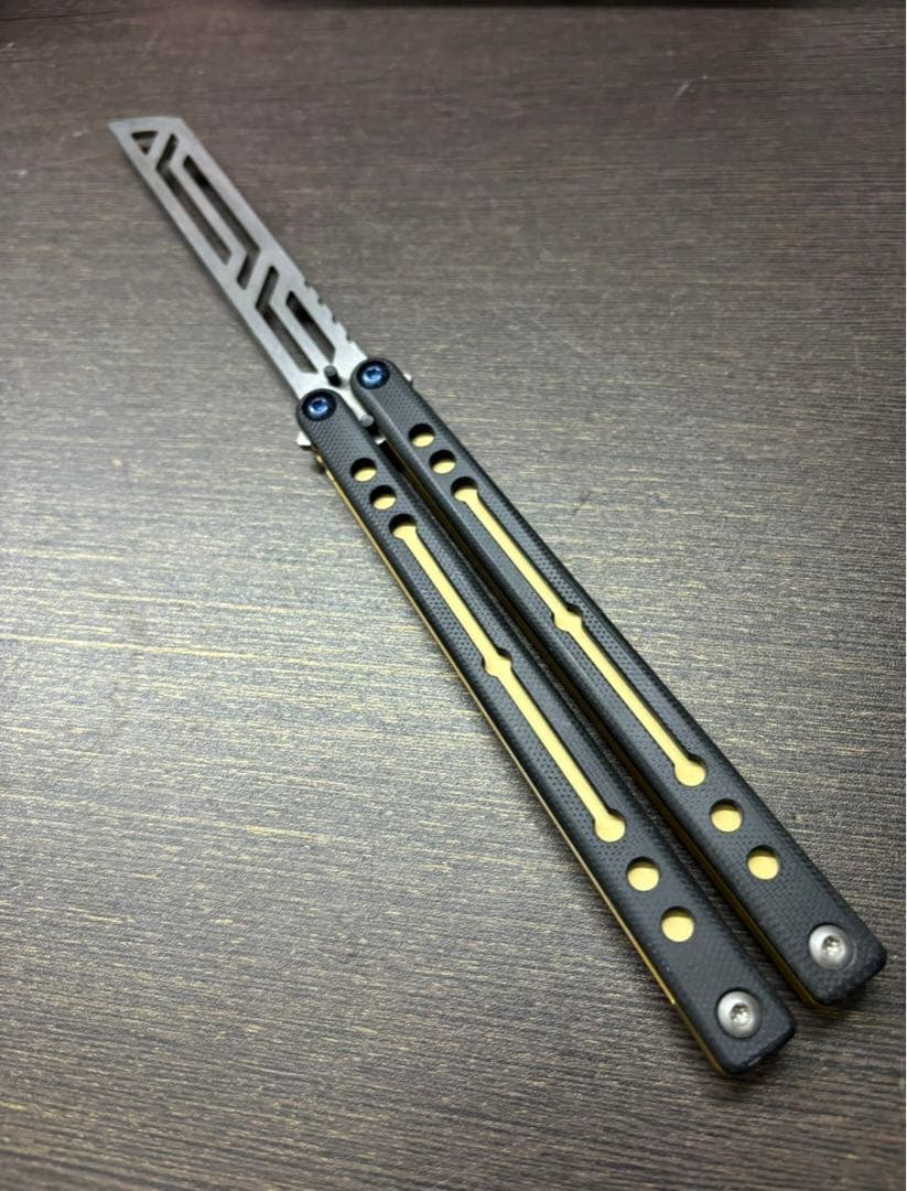 バタフライナイフトレーナー　Squid industries Nautilus