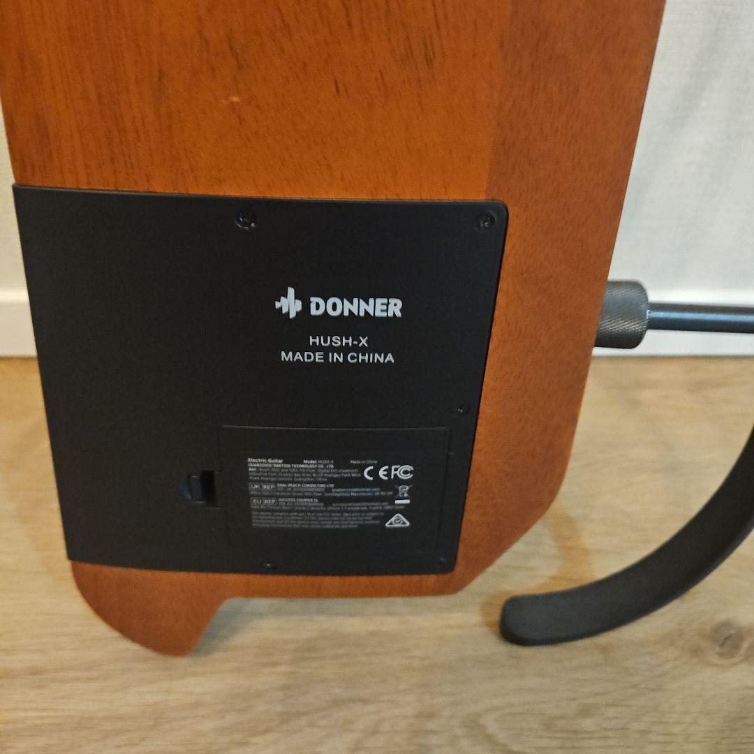 青シャツ　Donner HUSH-X エレキギター