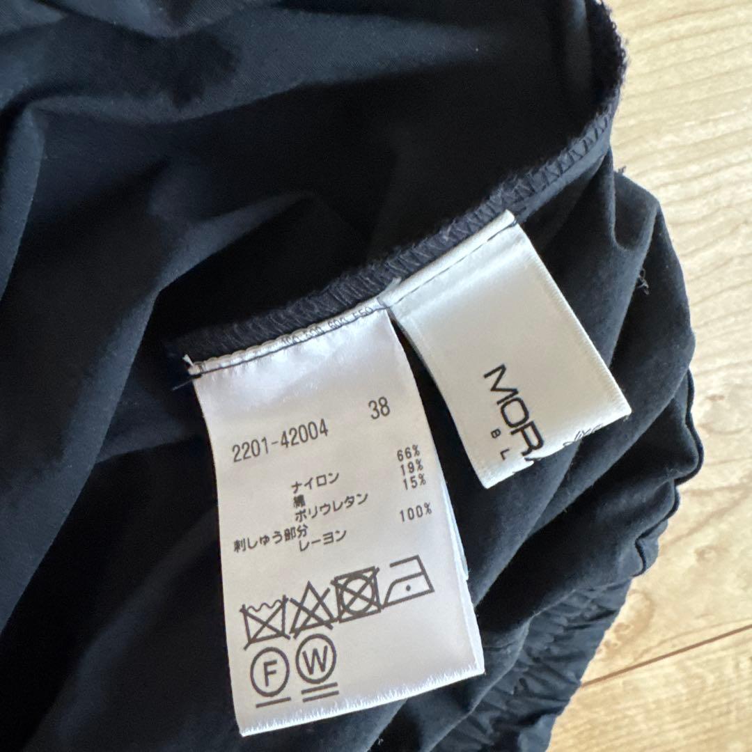 刺繍入り黒ワイドパンツ