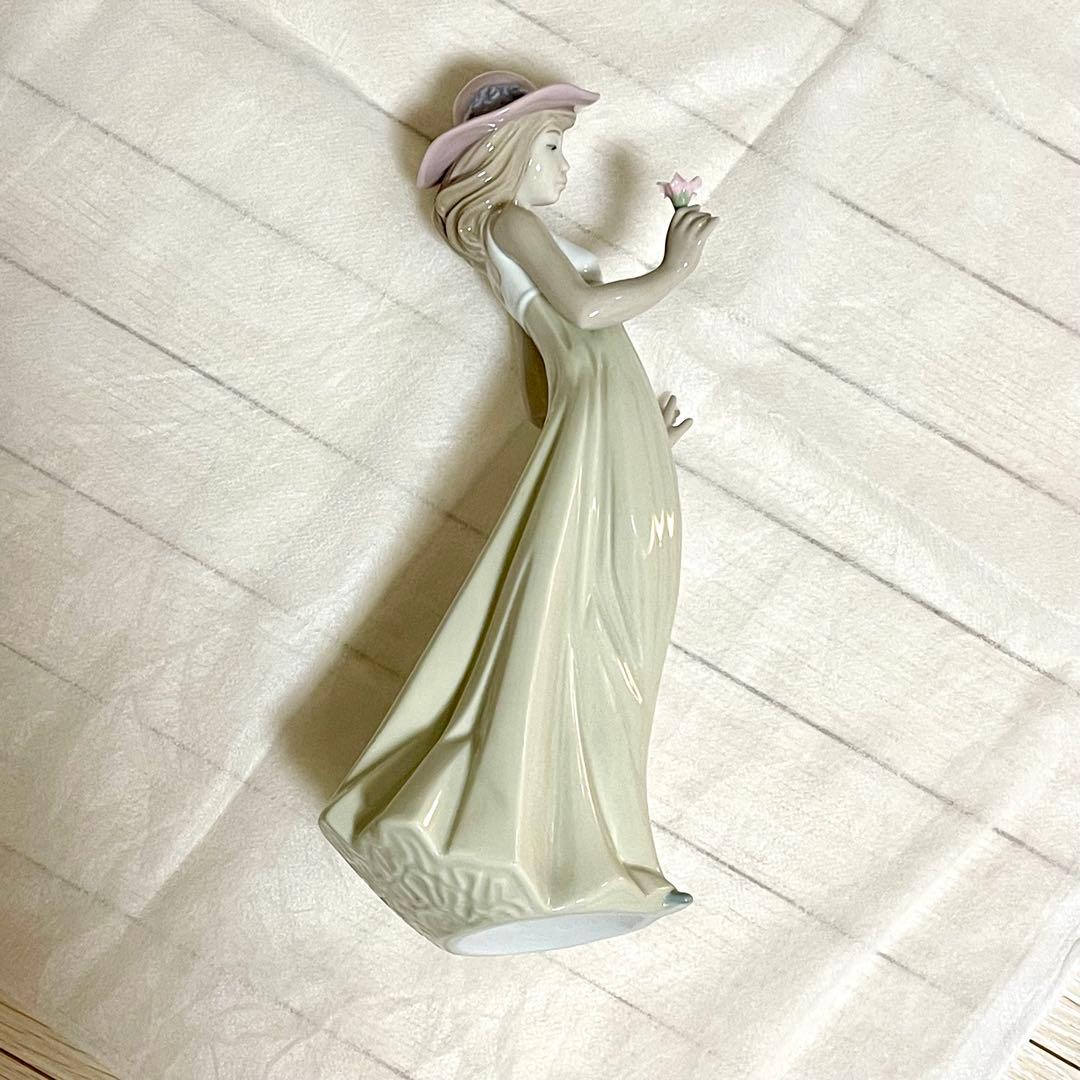 リアドロ　ナオ　一輪の花を持つ女性