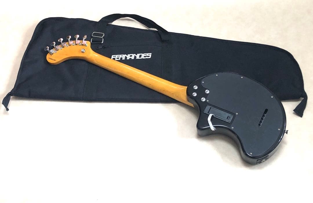 美品！！】ZO-3 芸達者 3TS アンプ内蔵ミニギター 専用ケース付 - メルカリ