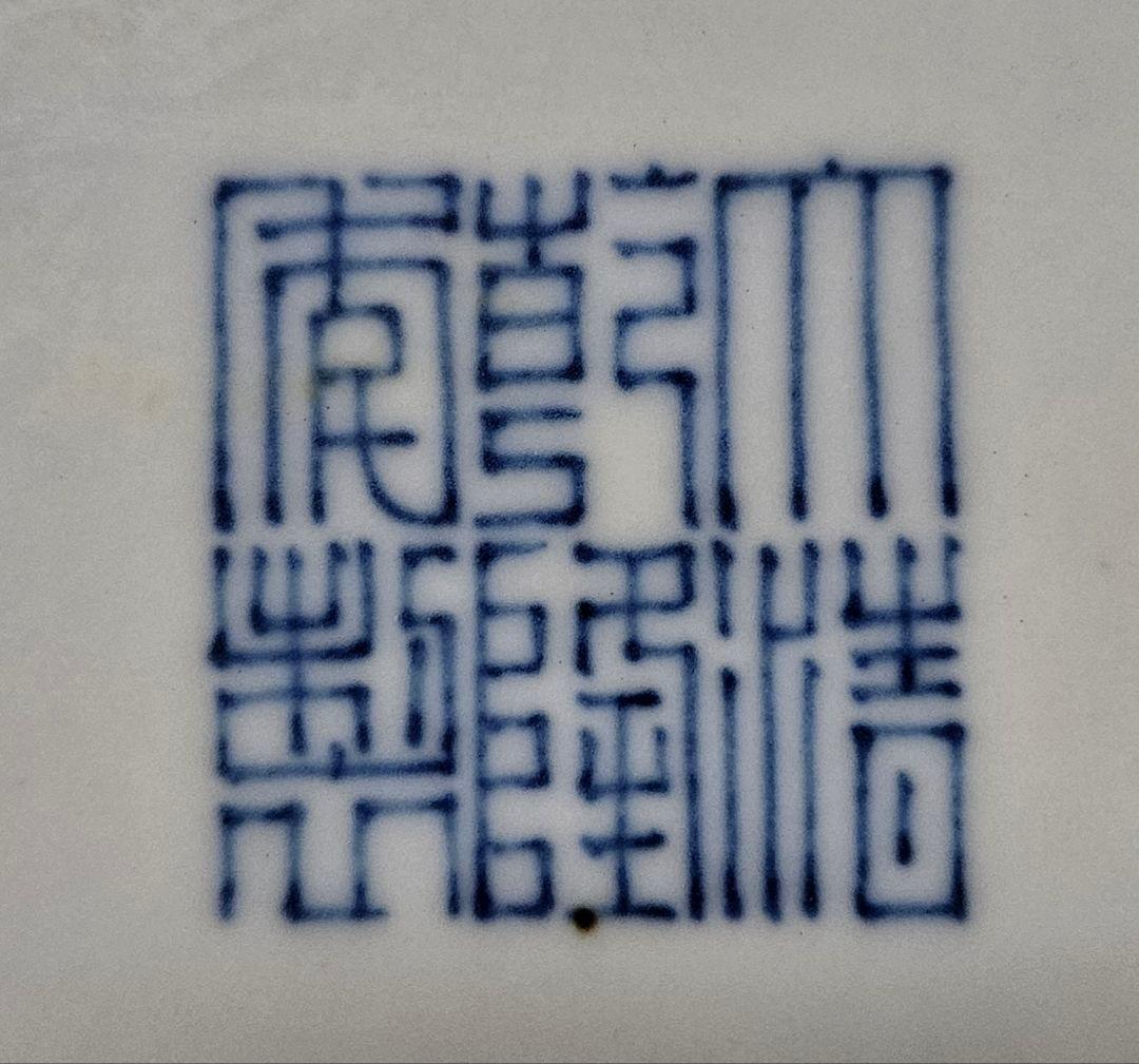 中国美術　中国陶磁器　大清乾隆年製銘　紅釉　粉彩　八龍図　五爪の龍図　大天球瓶