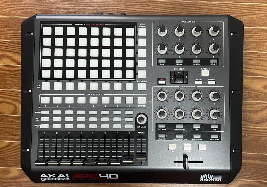 AKAI APC40 MIDIコントローラー(専用ハードケース付)