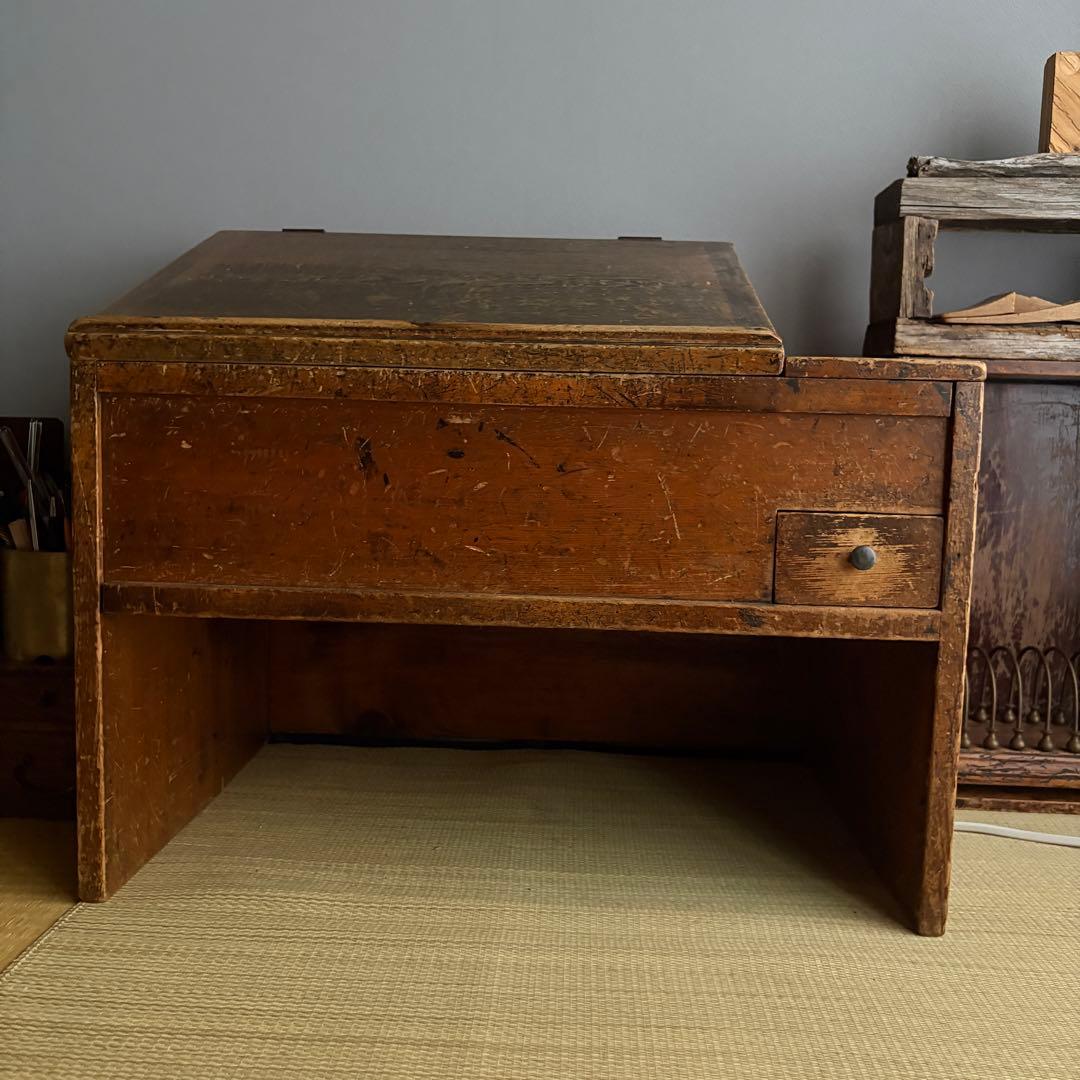 昭和時代の日本和室で使われていた木製の机 時代物 古道具