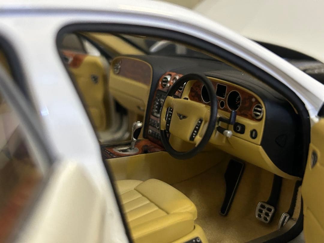 特価 1/18 ベントレー フライングスパーMINICHAMPS ホワイト 希少