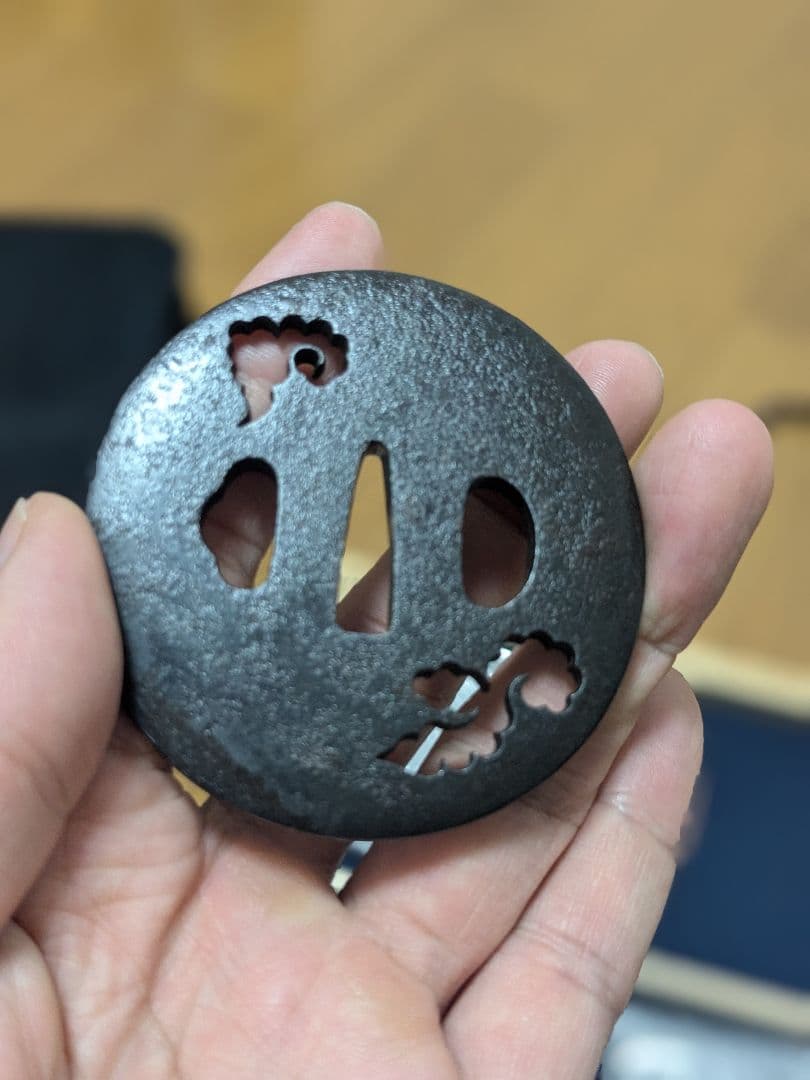 高級日本刀鍔！名前入り！雲？の透かし鍔！