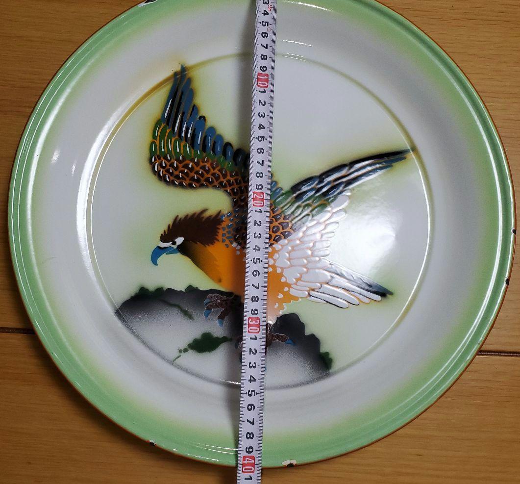 飛翔する鳥のホーロー皿