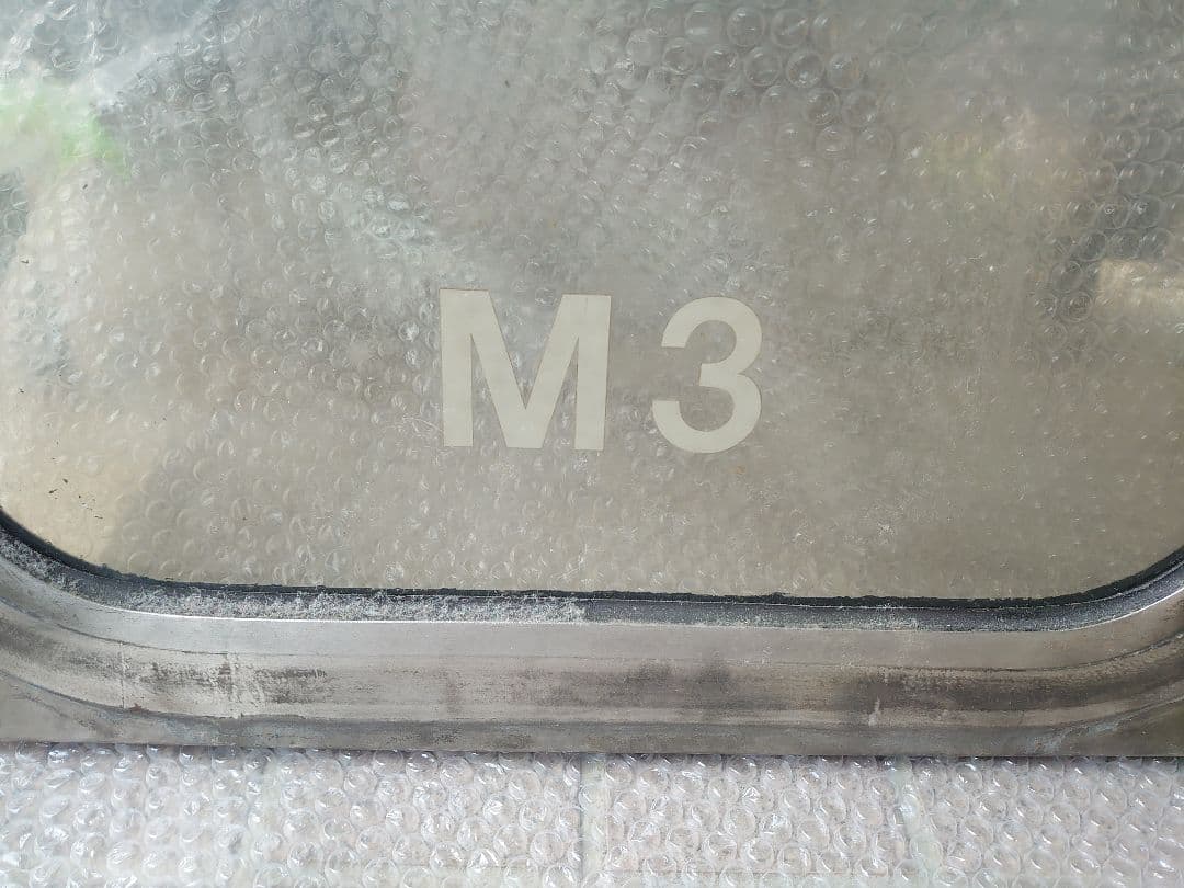 E1系MAX　乗務員室扉窓　M3