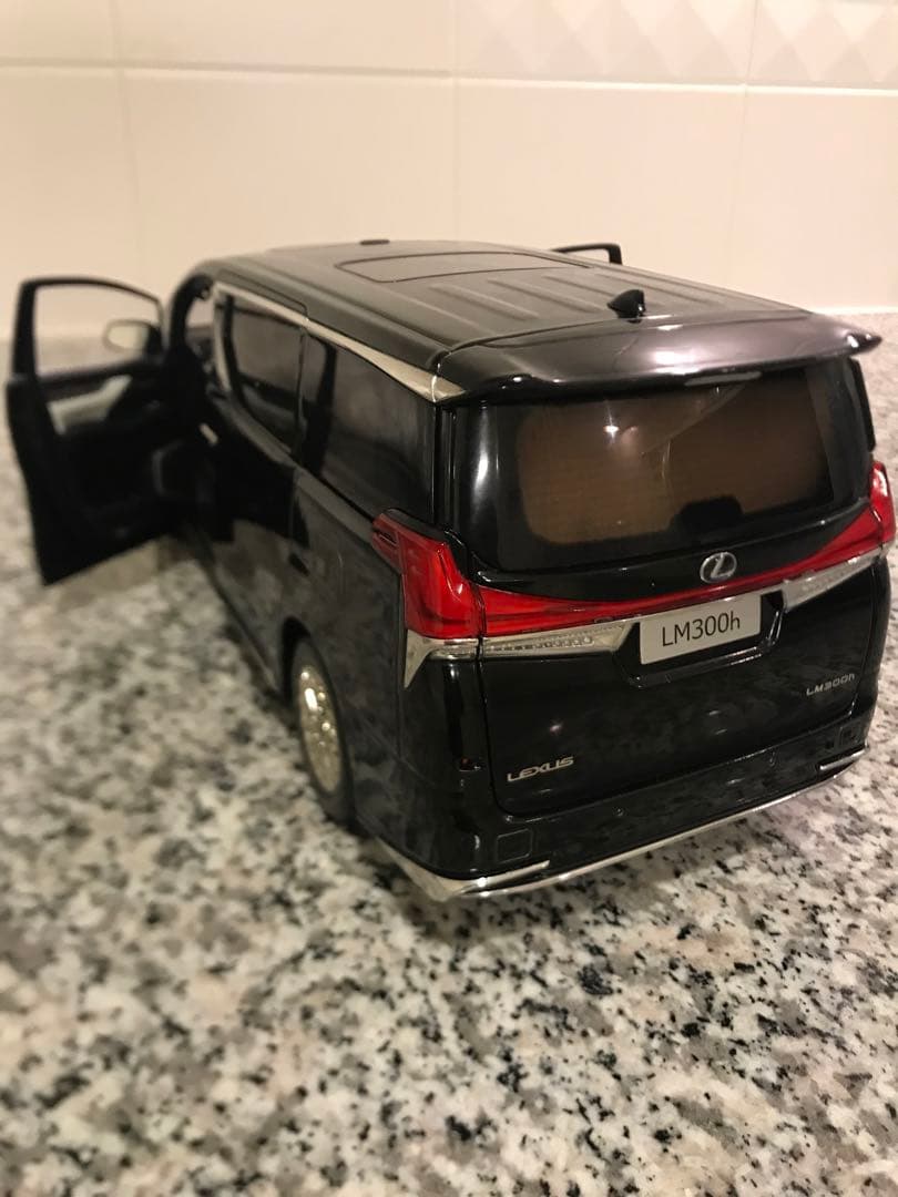 【新品未使用】LEXUSレクサスLM300h ブラック1：18 ミニカー