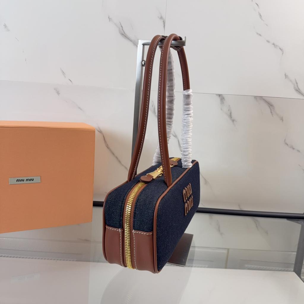 大人気！miu miuデニムショルダーバッグ