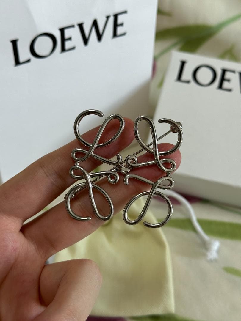LOEWE シルバー リボンブローチ ロエベ LOEWE LOEWE ブローチ ANAGRAM