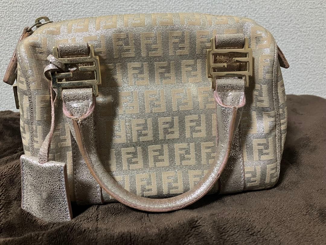 激レア　FENDI ロゴ入り ピンクゴールド　ハンドバッグ