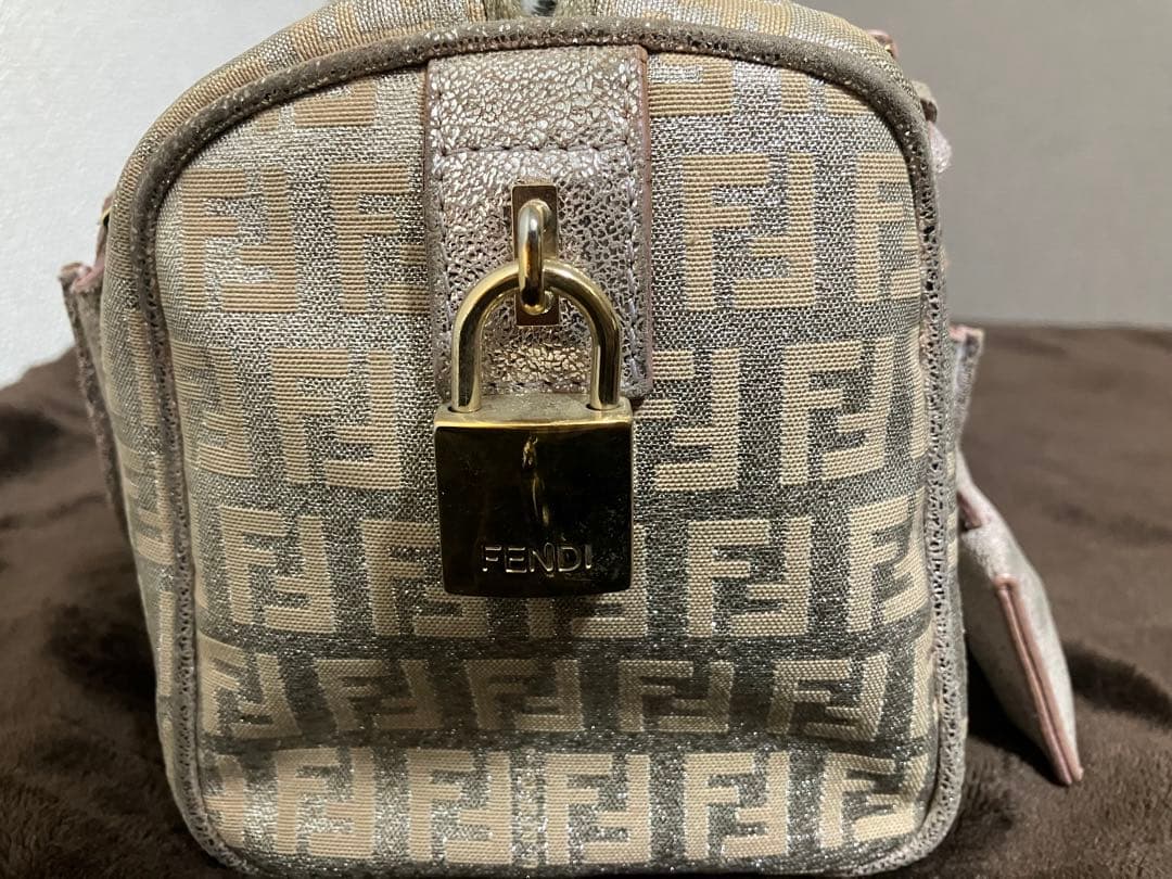 激レア　FENDI ロゴ入り ピンクゴールド　ハンドバッグ