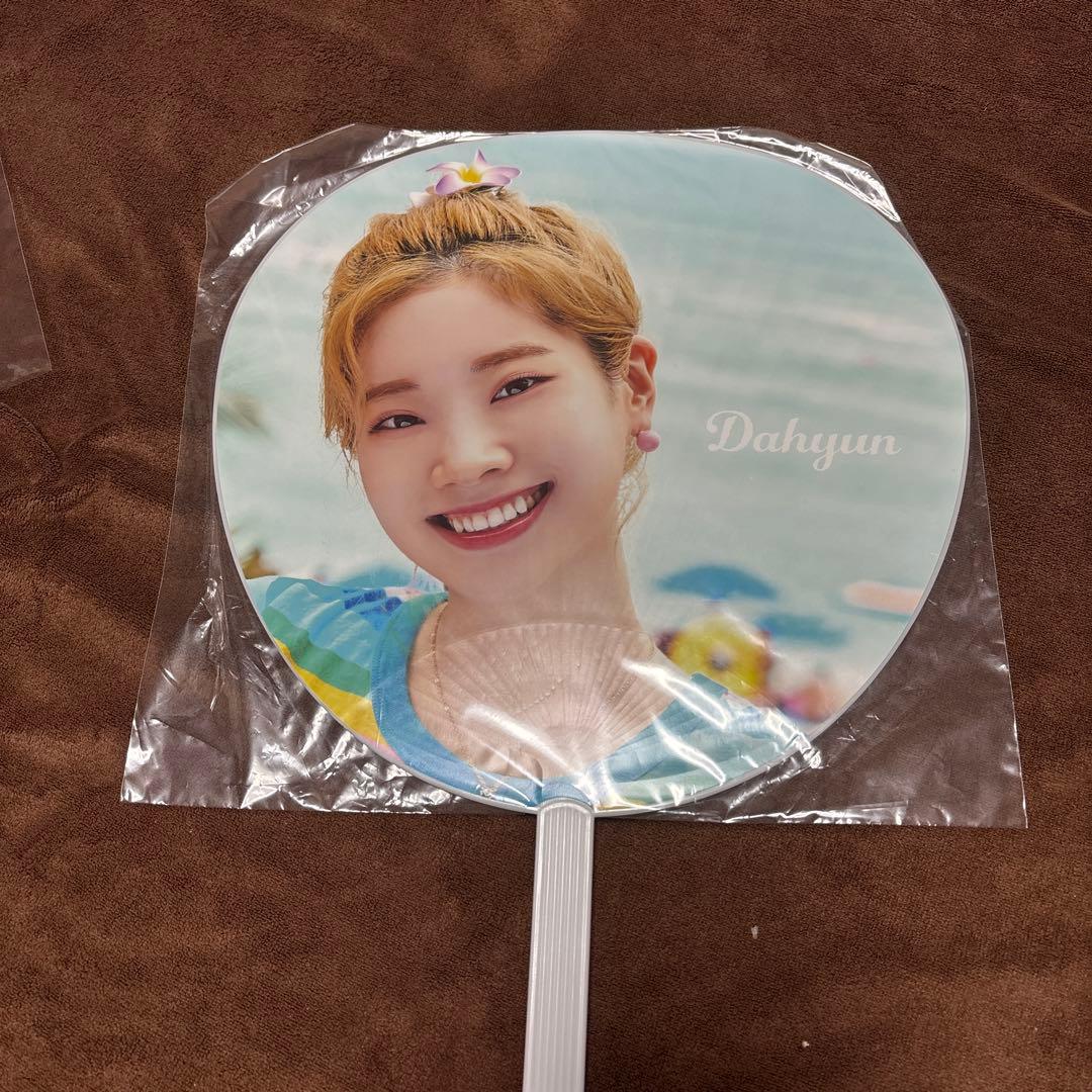 TWICE ダヒョン 公式うちわ まとめ売り - メルカリ