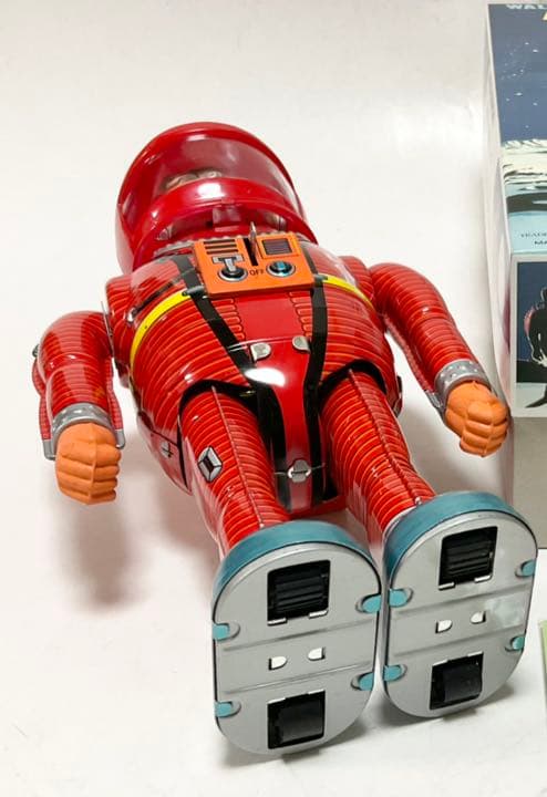 アストロマン 野村トーイの復刻版 ゼンマイで歩行、火花でる。