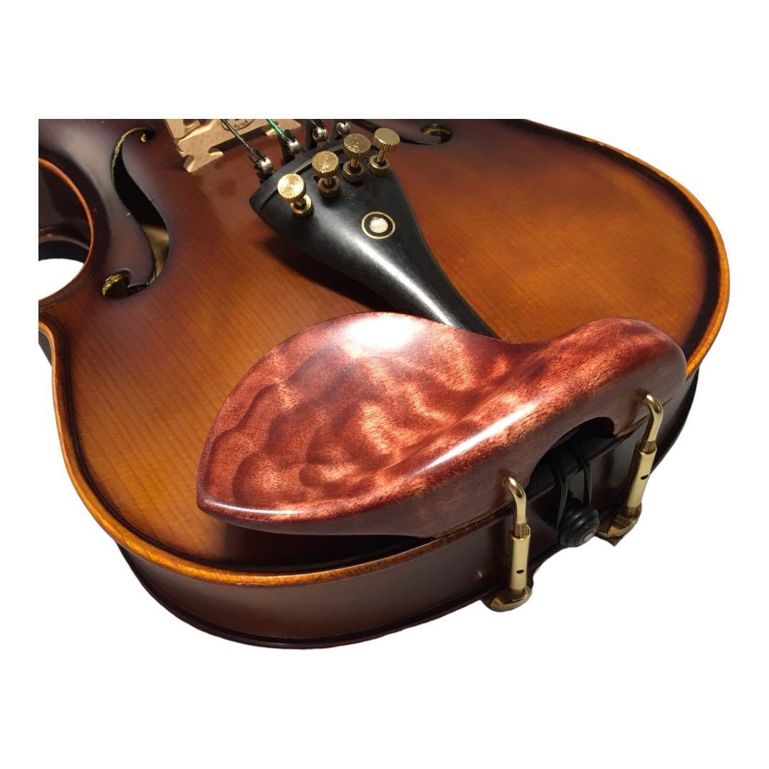 バイオリン用顎当て　ハードメイプル　キルテッド　スカーレット染めスドラド