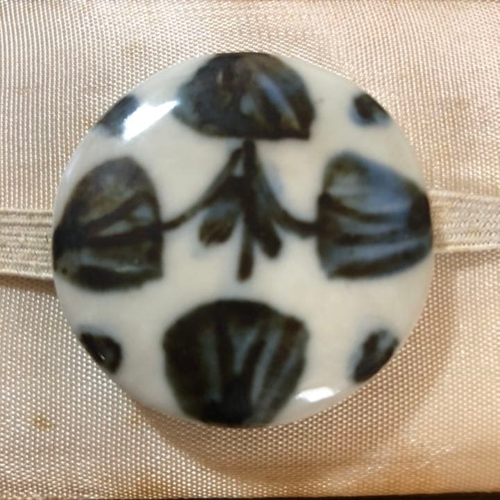 新井謹也 孚鮮 作 帯留め　呉須　椿