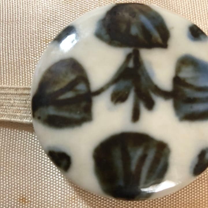 新井謹也 孚鮮 作 帯留め　呉須　椿