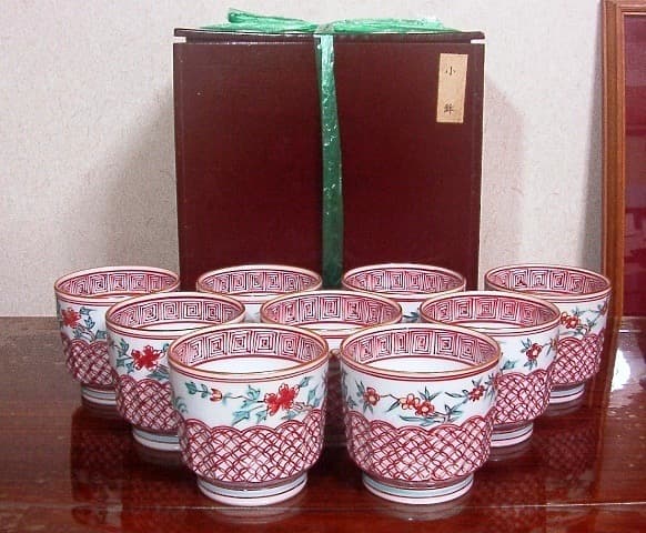 京焼・清水焼　二代 高木岩華作　赤絵古式模様小鉢　共箱　古物。 京焼・清水焼 二代 高木岩華作 赤絵古式模様小鉢 共箱 古物。 | STORES