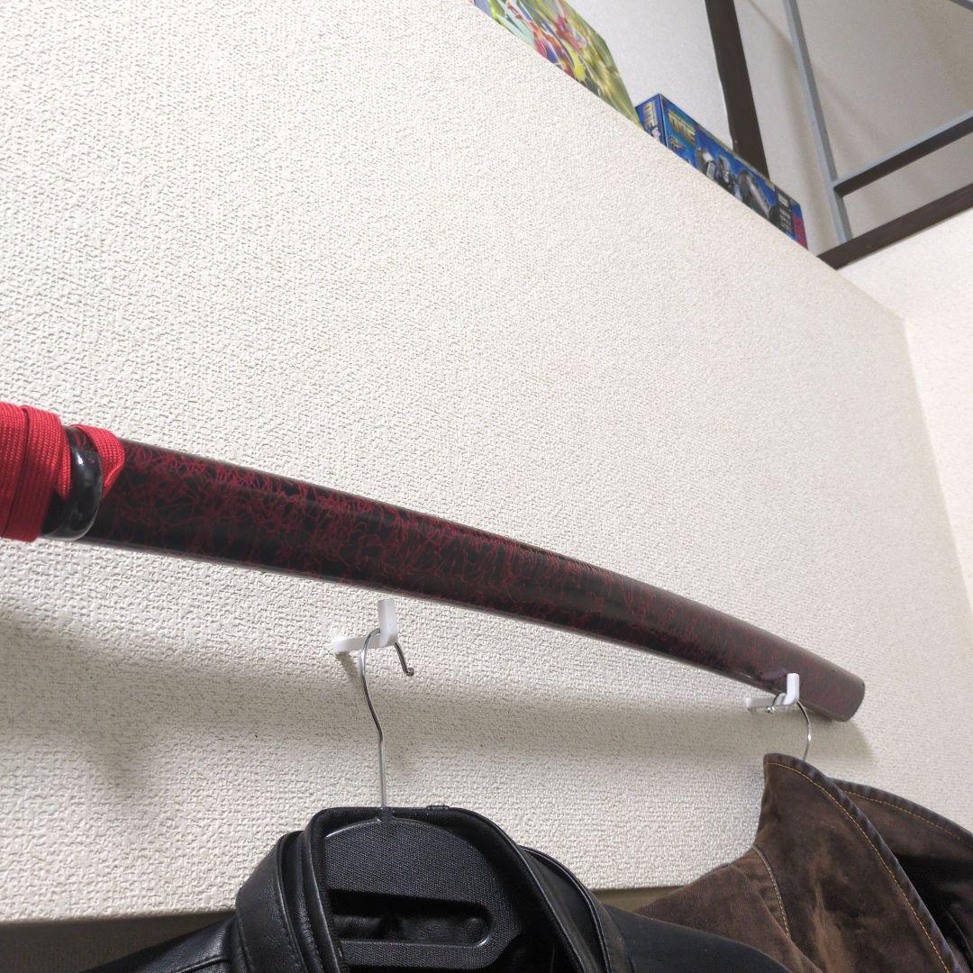 赤いハンドルの刀