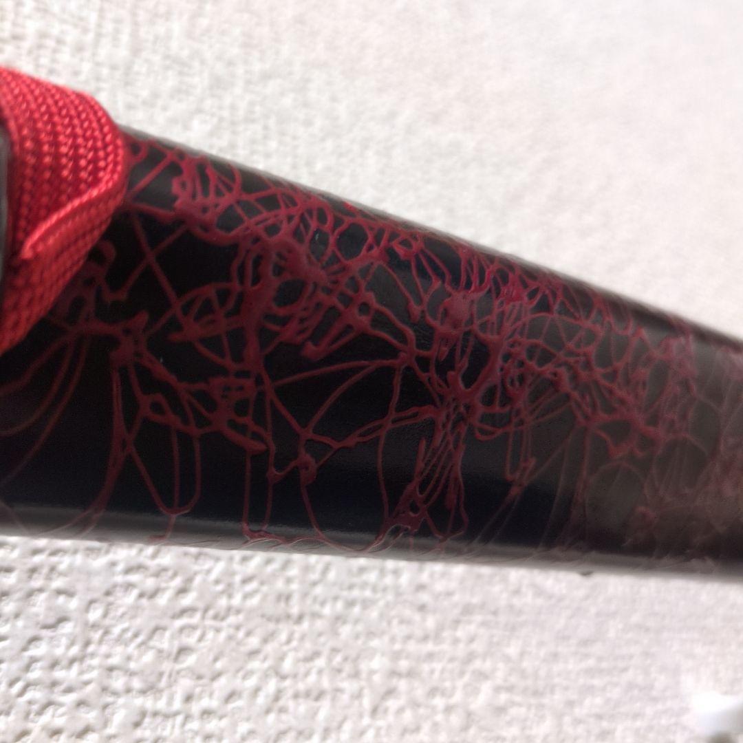 赤いハンドルの刀