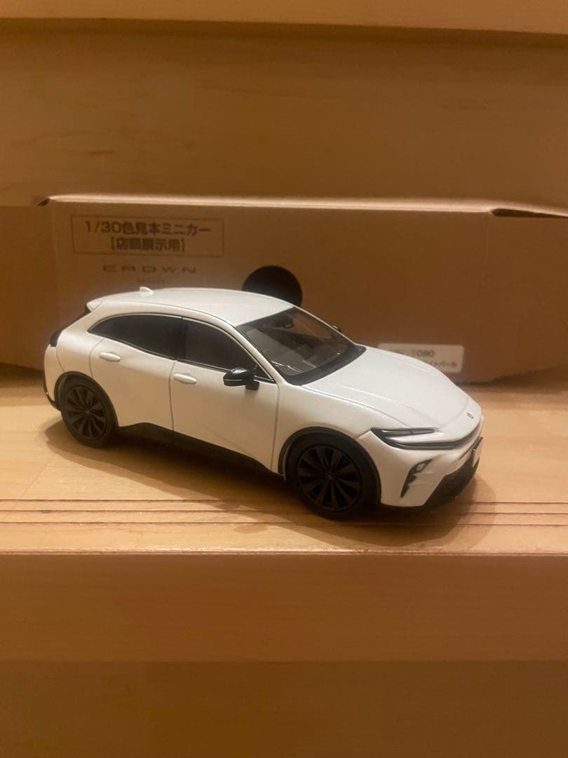 新型　トヨタ　クラウンエステート　カラーサンプル