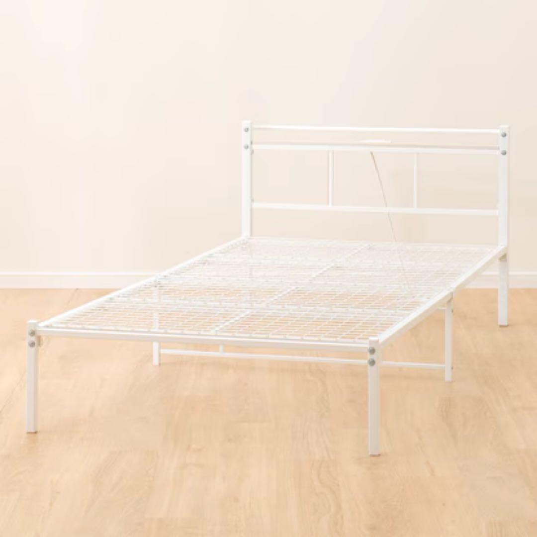 ニトリ　コンセント付きシングルベッドフレーム(ホワイト)