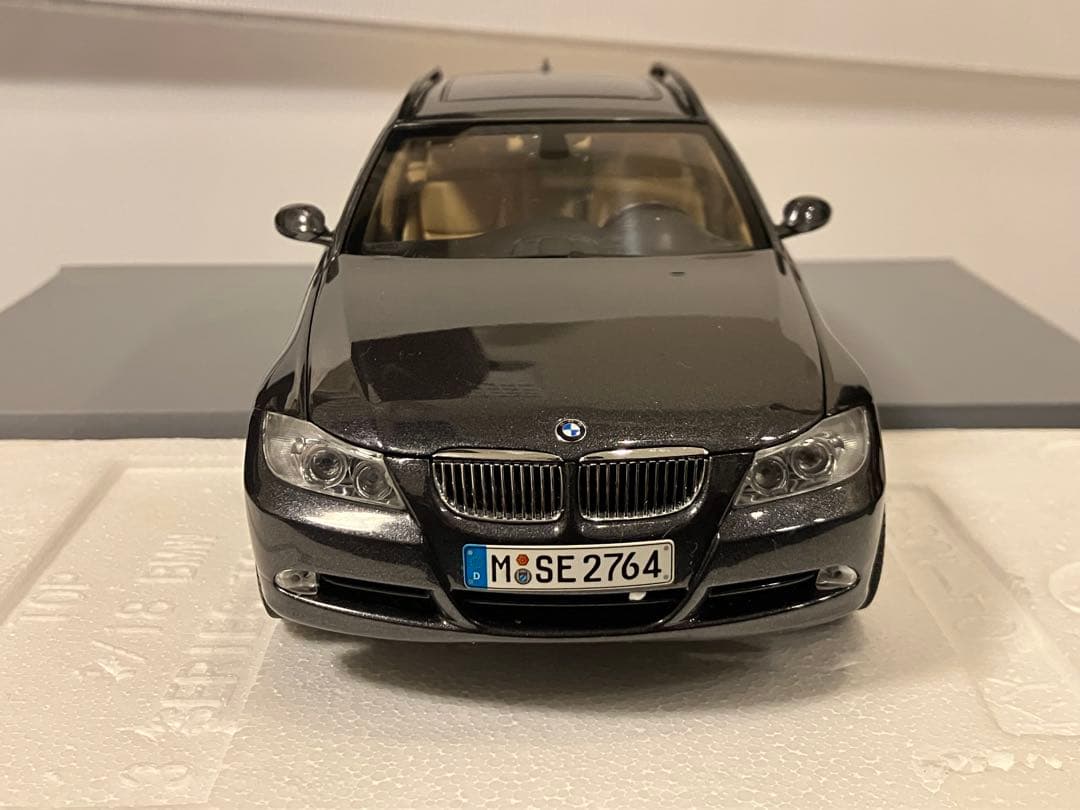 ミニカー 1/18 BMW 330i ツーリングTouring グレー